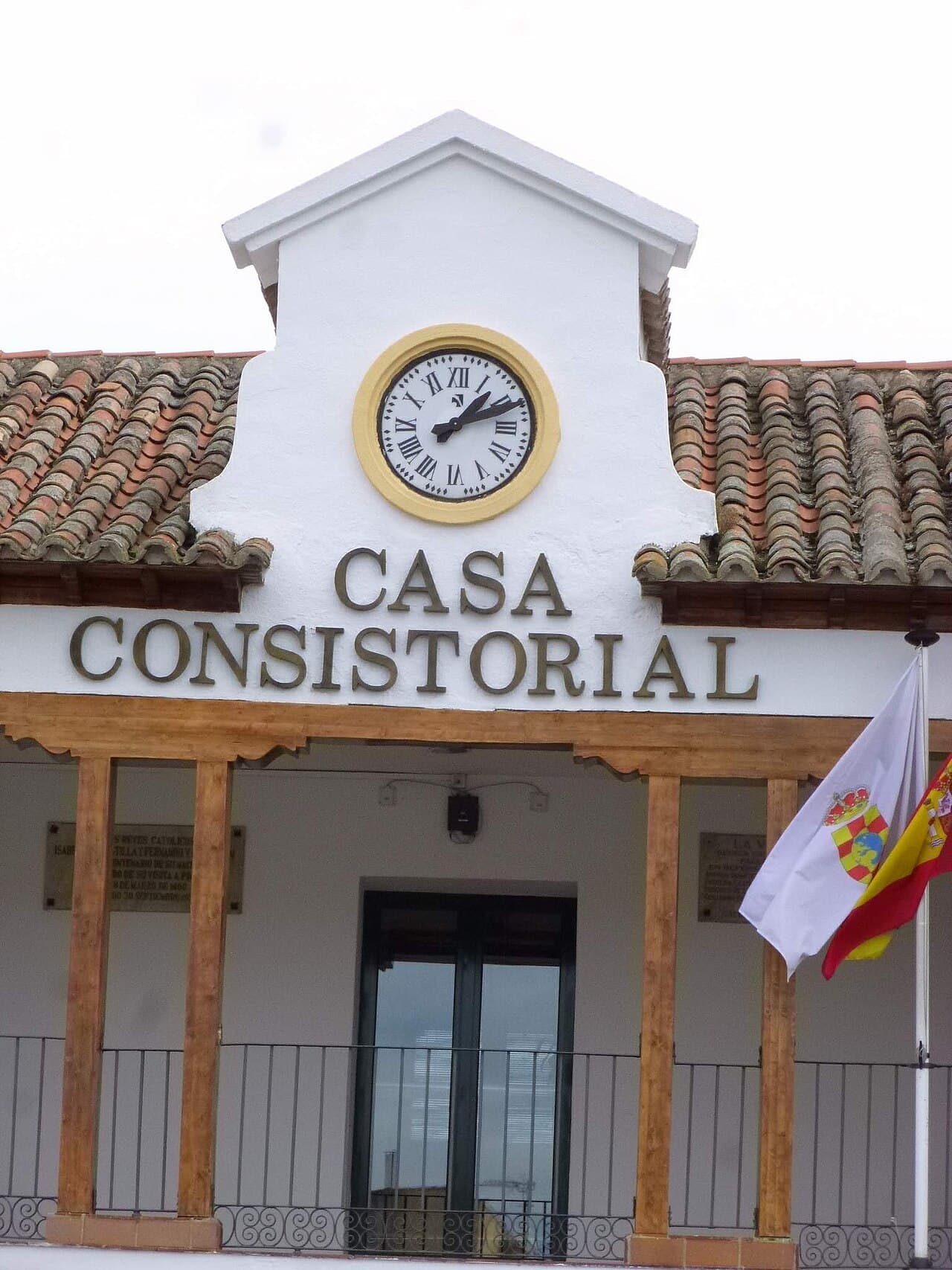 Fachada de la Casa Consistorial de Pinto con su reloj y las banderas
