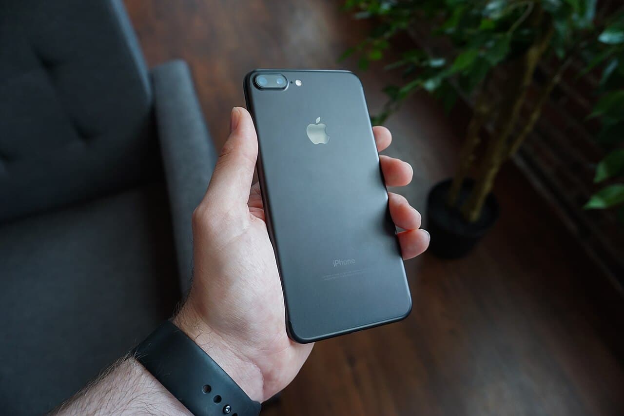 Mano sujetando un teléfono móvil